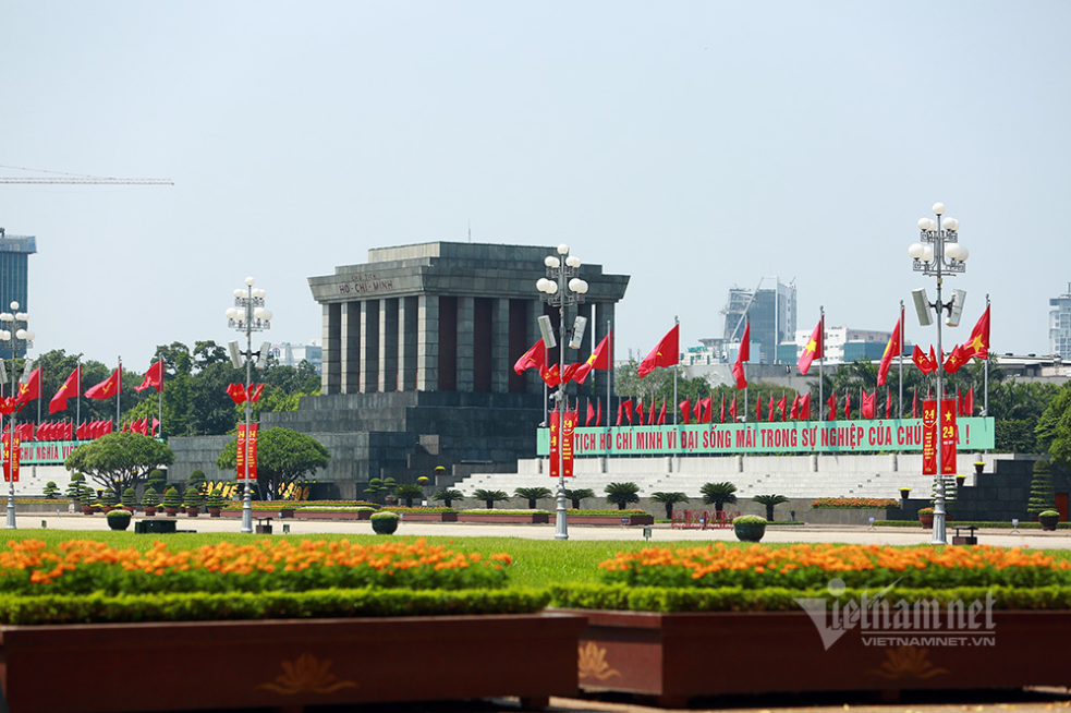 Citizens gather at Ho Chi Minh Mausoleum to attend flag raising ceremony on National Day 0358 capture4